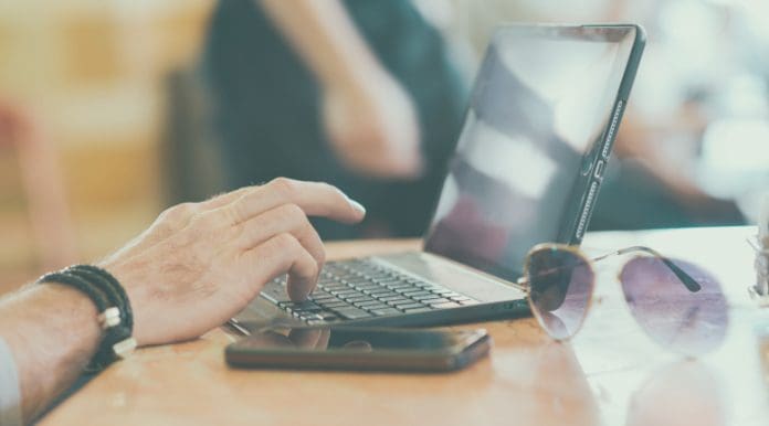 smartphone-desk-working