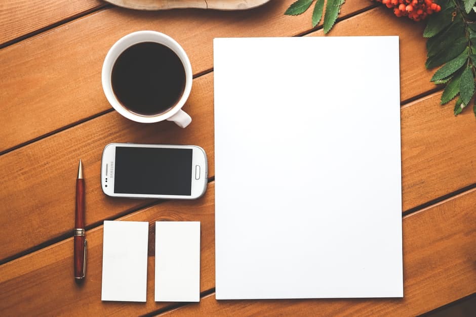 coffee-smartphone-desk-pen minimalism