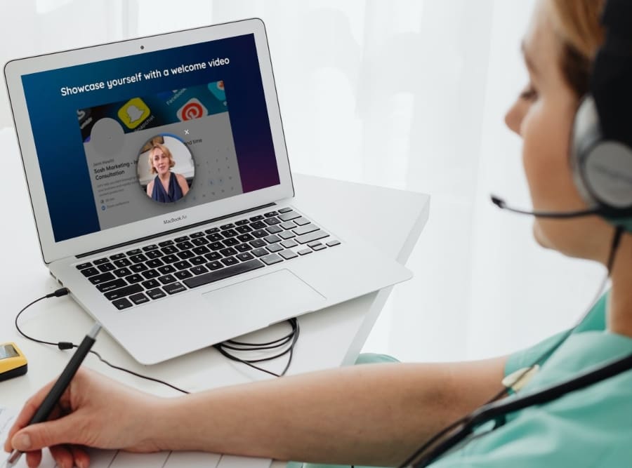 Welcomevideo Woman using welcome video of herself on zcal.