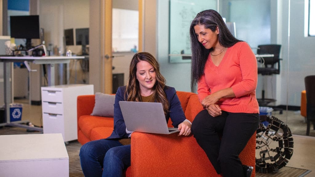 Woman with graying hair in workplace representing menopause Woman with graying hair in workplace representing marketing